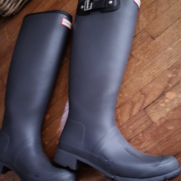 Almost new 100% genuine waterproof tall Hunter rain boots. - Picture 5 of 5